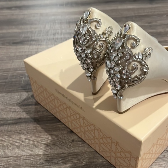 Stunning ornate Champagne Badgley Mischka on excellent condition. - Picture 5 of 6